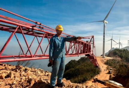 價值百萬風(fēng)力發(fā)電葉片，被河南村民當(dāng)蹺蹺板：一片上站20多人