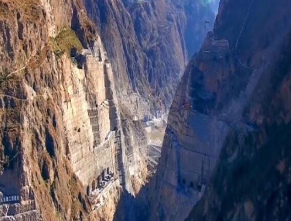 為建烏東德水電站，在峽谷底部挖90米深洞穴，用來干嘛的？