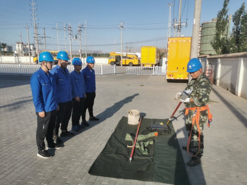 烏海電業(yè)局配電帶電作業(yè)中心：現(xiàn)場培訓(xùn)求實效，技能素質(zhì)再提升