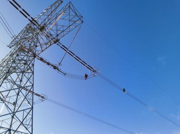 青藏電力聯(lián)網(wǎng)工程反轉(zhuǎn)送電方向，今年已外送藏電共9.6億度