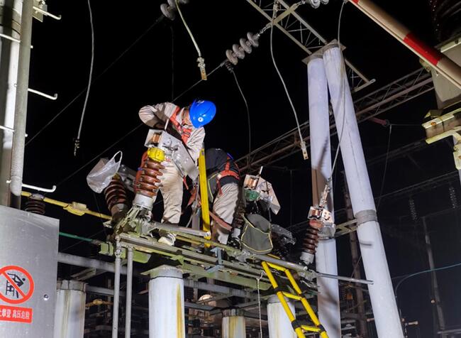 國網(wǎng)壽寧縣供電公司夜間檢修保障電力供應