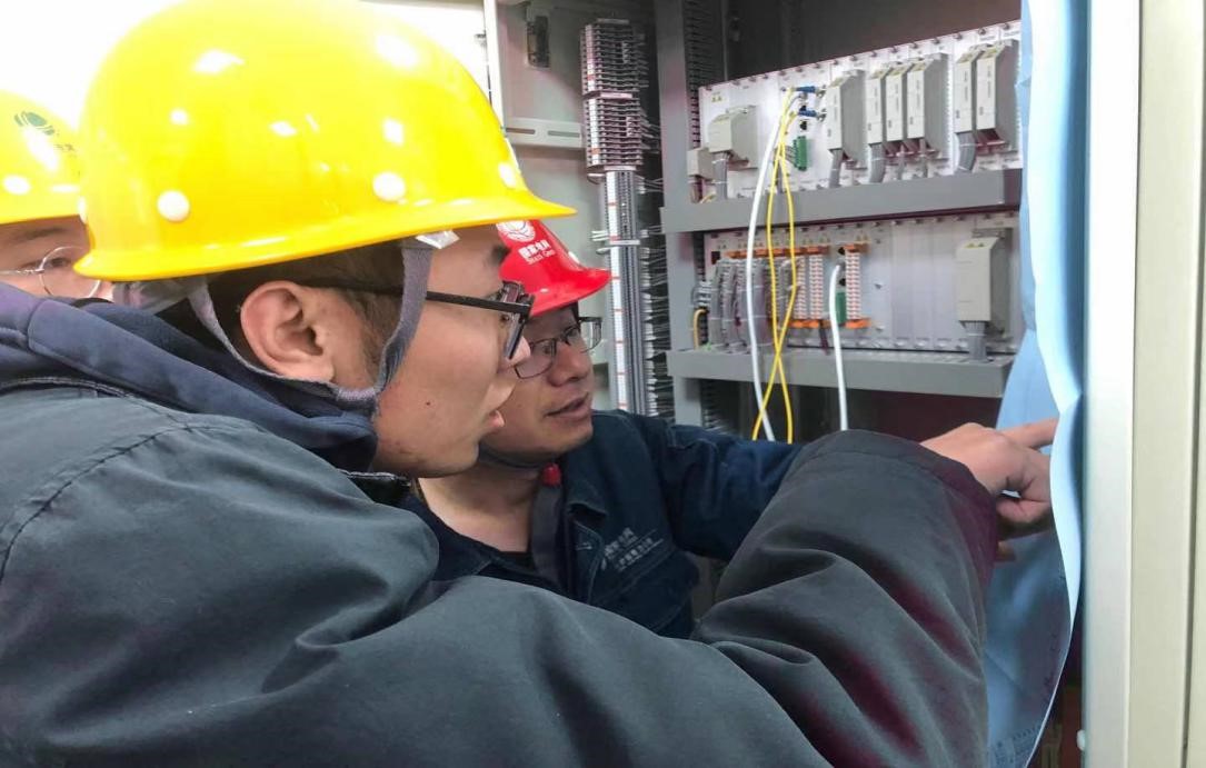 國網(wǎng)平?jīng)龉╇姡荷钊敫脑飕F(xiàn)場，力促青工成長