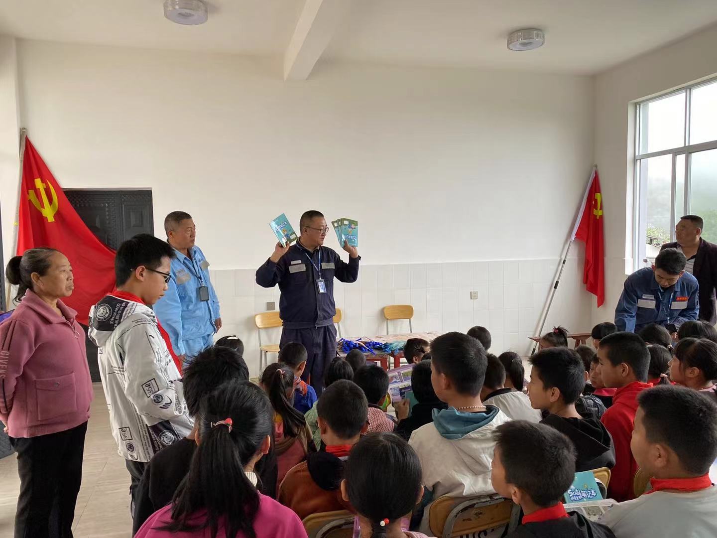 黨團(tuán)聯(lián)合帶安全宣講進(jìn)校園，“電”亮未來助成長