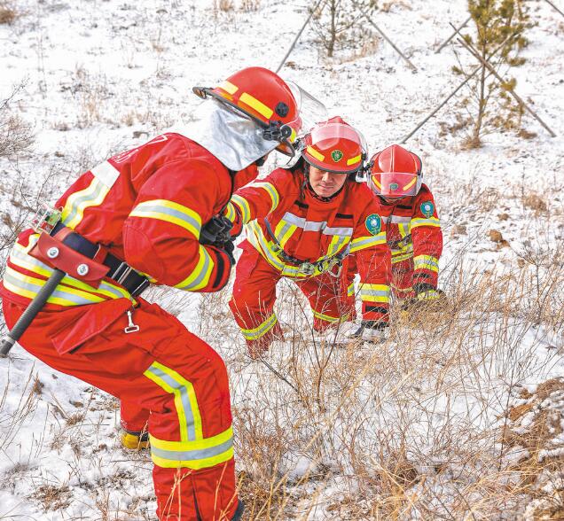 大寒時(shí)節(jié)，跟著冬奧保電人員去巡線