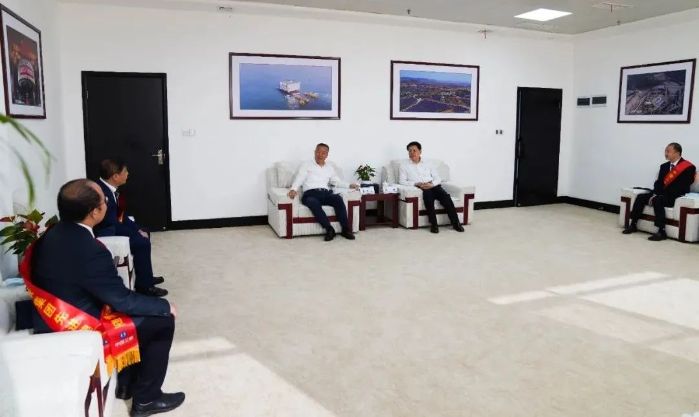 雷鳴山、韓君勉勵三峽集團(tuán)先進(jìn)典型代表再立新功