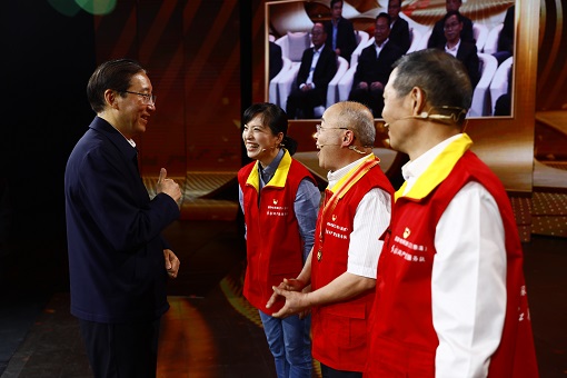 辛保安會(huì)見“時(shí)代楷?！卞X海軍同志