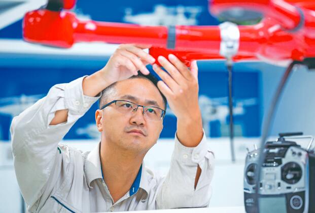 以技術(shù)創(chuàng)新破解輸電線路運(yùn)檢難題——記全國五一勞動獎?wù)芦@得者何冰