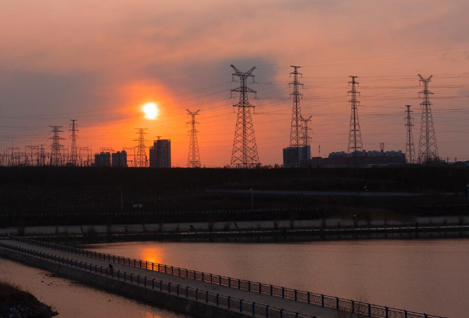 服務(wù)高鐵“大動脈”，書寫電力新答卷