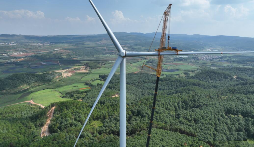 國內(nèi)最大陸上風機，成功吊裝!