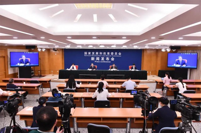 發(fā)改委：我國新能源產(chǎn)業(yè)全球領(lǐng)先，為全球市場提供超過70%的光伏組件