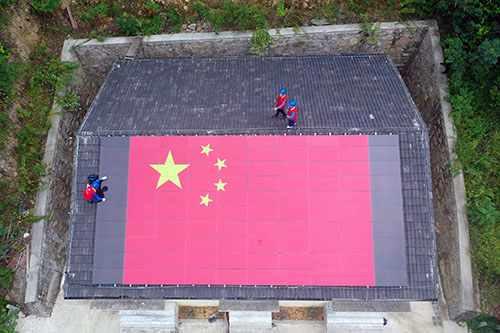寧波這個(gè)“光伏村”出現(xiàn)巨幅五星紅旗，祝福祖國(guó)