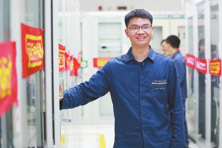 扎根一線的繼?！搬t(yī)生”——記廣東電網(wǎng)公司肇慶供電局變電管理所繼保自動(dòng)化一班副班長(zhǎng)雷宇