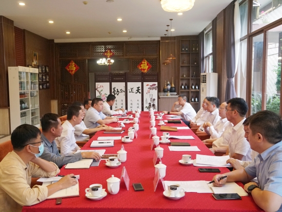 中國(guó)電建黨委常委、副總經(jīng)理徐鵬程與海南萬(wàn)寧市委書(shū)記蓋文啟、市長(zhǎng)王三防座談