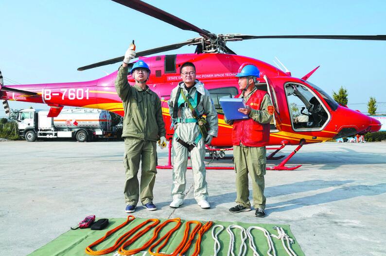 湖北地區(qū)±800千伏特高壓輸電線路規(guī)?；鄙龣C(jī)帶電作業(yè)完成