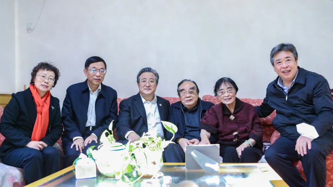 余劍鋒春節(jié)前夕看望慰問核工業(yè)老領(lǐng)導(dǎo)蔣心雄、陳肇博