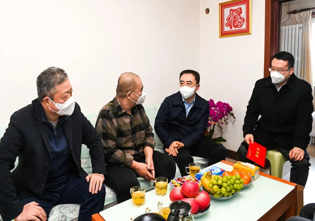 鄒磊、劉明勝走訪慰問退休老領導、勞模遺屬、困難黨員群眾