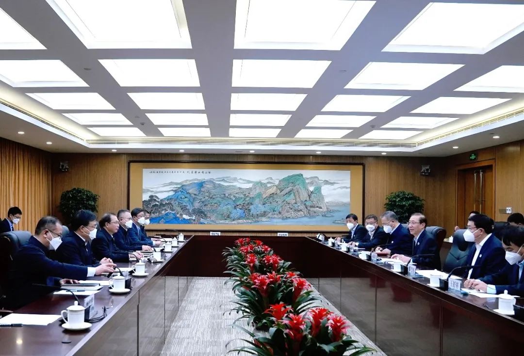 華電集團(tuán)董事長(zhǎng)江毅、總經(jīng)理葉向東與國(guó)家電網(wǎng)董事長(zhǎng)辛保安、總經(jīng)理張智剛舉行會(huì)談