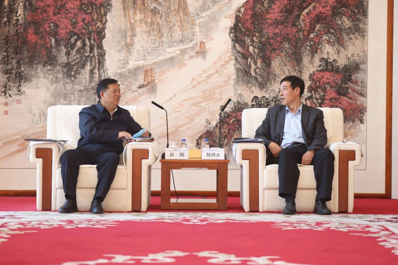 中國能建黨委副書記、總經(jīng)理孫洪水與青海省人大常委會副主任、海南州委書記呂剛座談