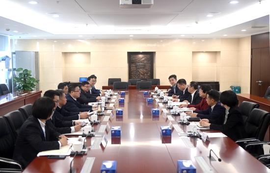 中國電建黨委常委、副總經(jīng)理王小軍與中國華電集團(tuán)黨組成員、副總經(jīng)理李旭紅會(huì)談