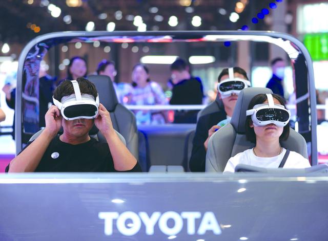 代表前沿技術(shù)方向，促使跨國(guó)車企轉(zhuǎn)型，新能源車在上海車展“唱主角”