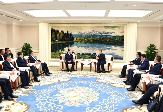 中國電建黨委書記、董事長丁焰章與新疆維吾爾自治區(qū)政府主席艾爾肯·吐尼亞孜會談