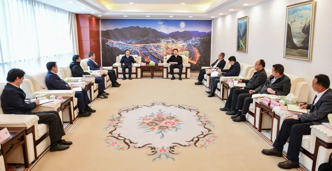 鄒磊與西藏自治區(qū)政府副主席、昌都市委書(shū)記龔會(huì)才，昌都市委副書(shū)記、市長(zhǎng)羅慶伍會(huì)談