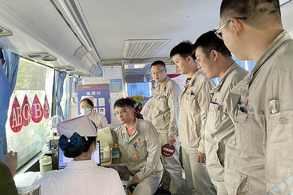 臨汾熱電公司組織“熱血與大愛同流，真情與奉獻(xiàn)同行”無償獻(xiàn)血活動(dòng)