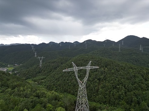 這項(xiàng)工程有新進(jìn)展，全面進(jìn)入架線施工階段