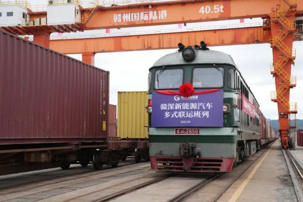 國產(chǎn)新能源汽車，坐火車“出?！?