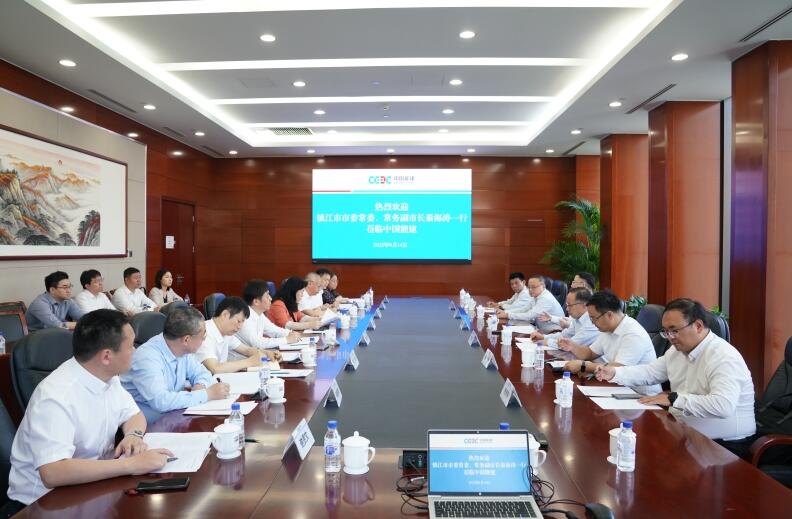 李麗娜與鎮(zhèn)江市委常委、常務(wù)副市長秦海濤會談