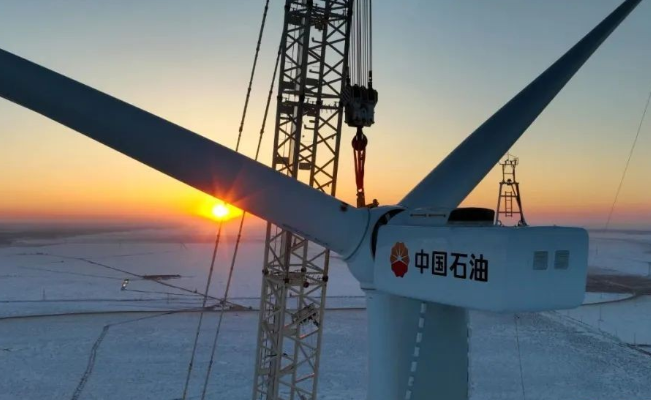 中國石油在建單體規(guī)模最大集中風(fēng)電項目——昂格55萬千瓦風(fēng)電項目首臺風(fēng)機成功吊裝！