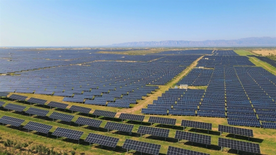 中國電建承建的全國單體規(guī)模最大光伏治沙項目并網