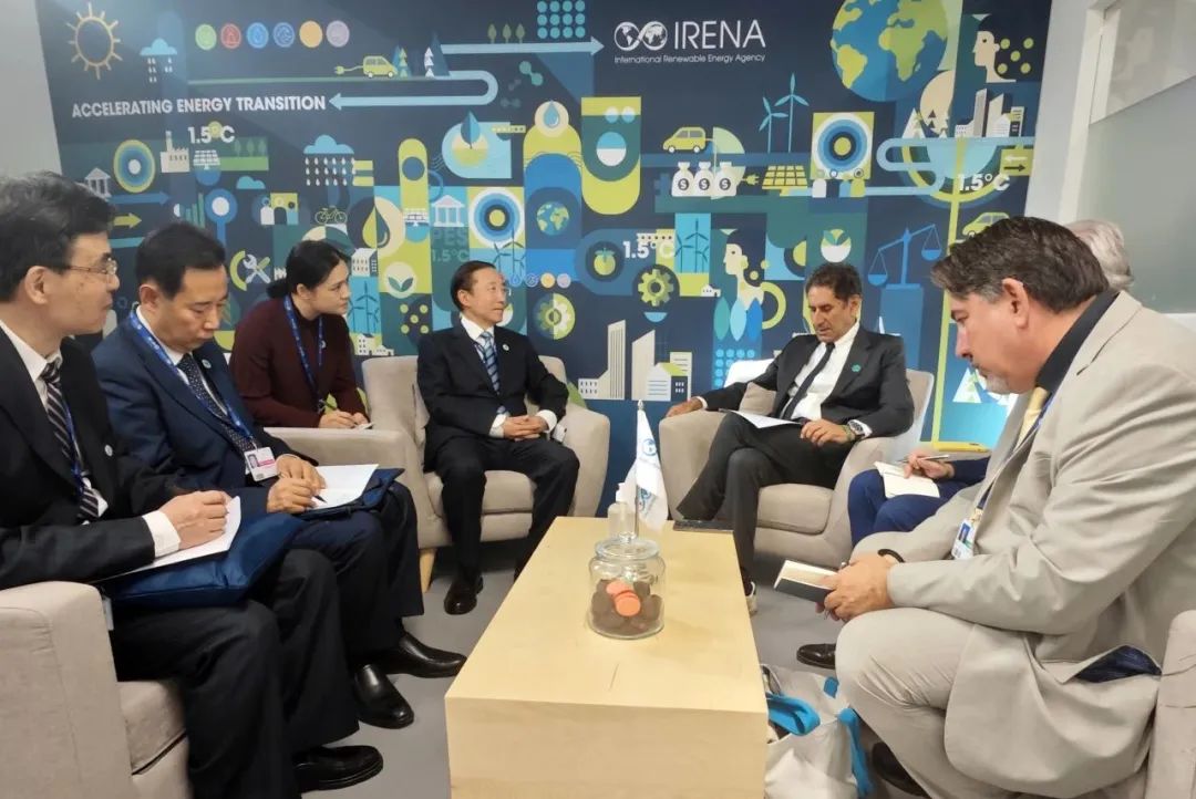 國家電網(wǎng)董事長辛保安與國際可再生能源署總干事卡梅拉、阿布扎比能源局主席阿爾馬拉爾、聯(lián)合國可持續(xù)發(fā)展解決方案網(wǎng)絡(luò)主席薩克斯會談