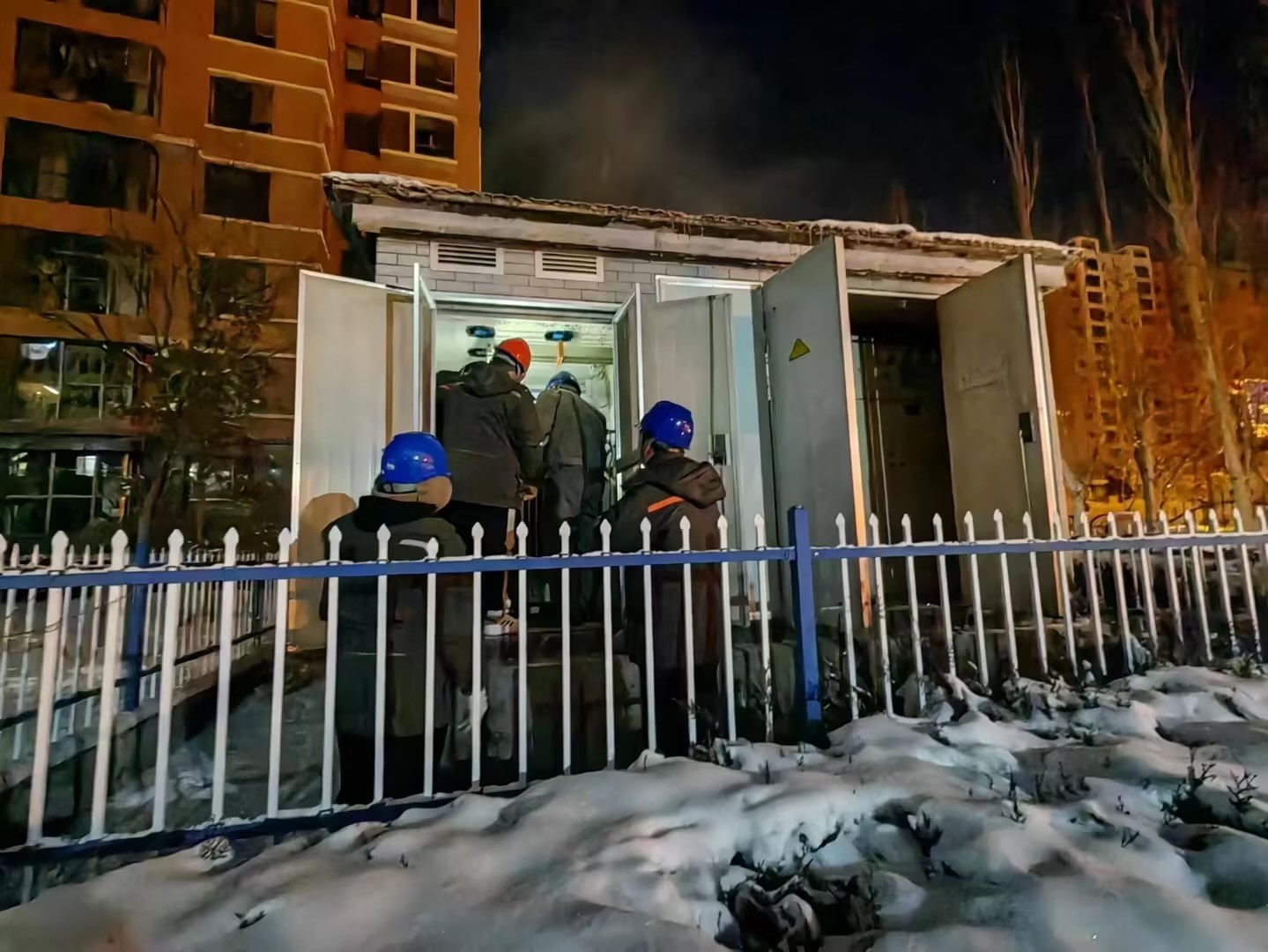 風(fēng)雪來襲入冬寒，電力搶修送溫暖