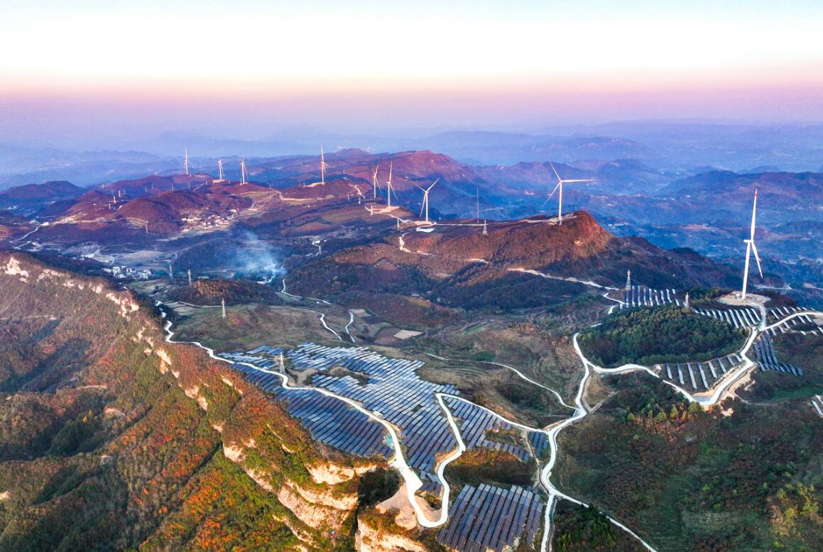 廣東能源集團頂董坡風(fēng)光一體化項目全容量并網(wǎng)發(fā)電