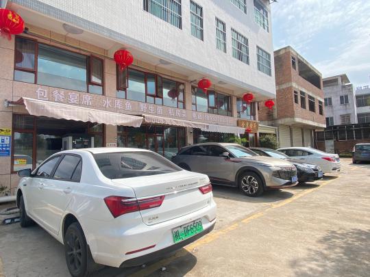 返鄉(xiāng)新能源車主尋覓公用充電樁，鄉(xiāng)村充電補能仍有待解決