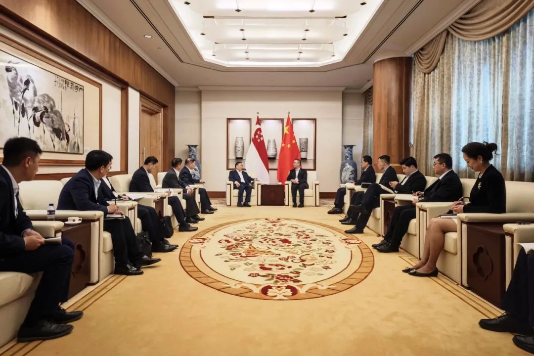 中國(guó)能建黨委書(shū)記、董事長(zhǎng)宋海良與中國(guó)駐新加坡大使館臨時(shí)代辦朱憬會(huì)談