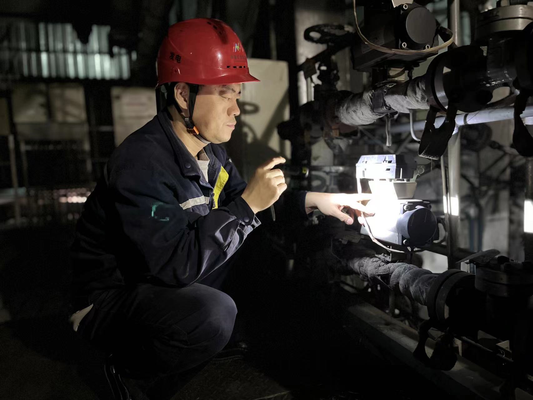 張濤：“只要需要我就一直在，同他們一起，做設備穩(wěn)定的護航人！”