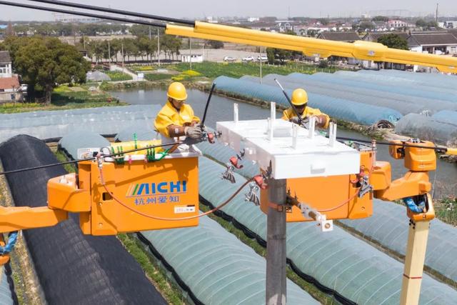 “零感知”帶電作業(yè)，農(nóng)村電網(wǎng)持續(xù)改造升級