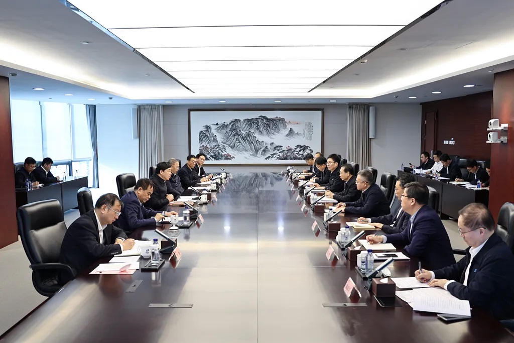 華電集團(tuán)董事長(zhǎng)江毅、總經(jīng)理葉向東與國(guó)家電網(wǎng)董事長(zhǎng)、黨組書(shū)記張智剛會(huì)談