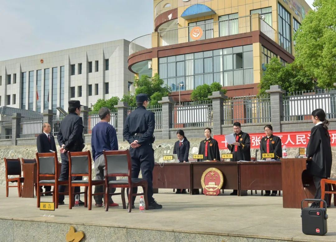 湖北十堰：架電網(wǎng)觸“法網(wǎng)”，變庭審為“課堂”