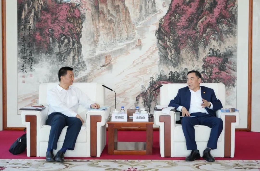 中國能建黨委書記、董事長宋海良與新疆住建廳黨組書記、副廳長李宏斌會談