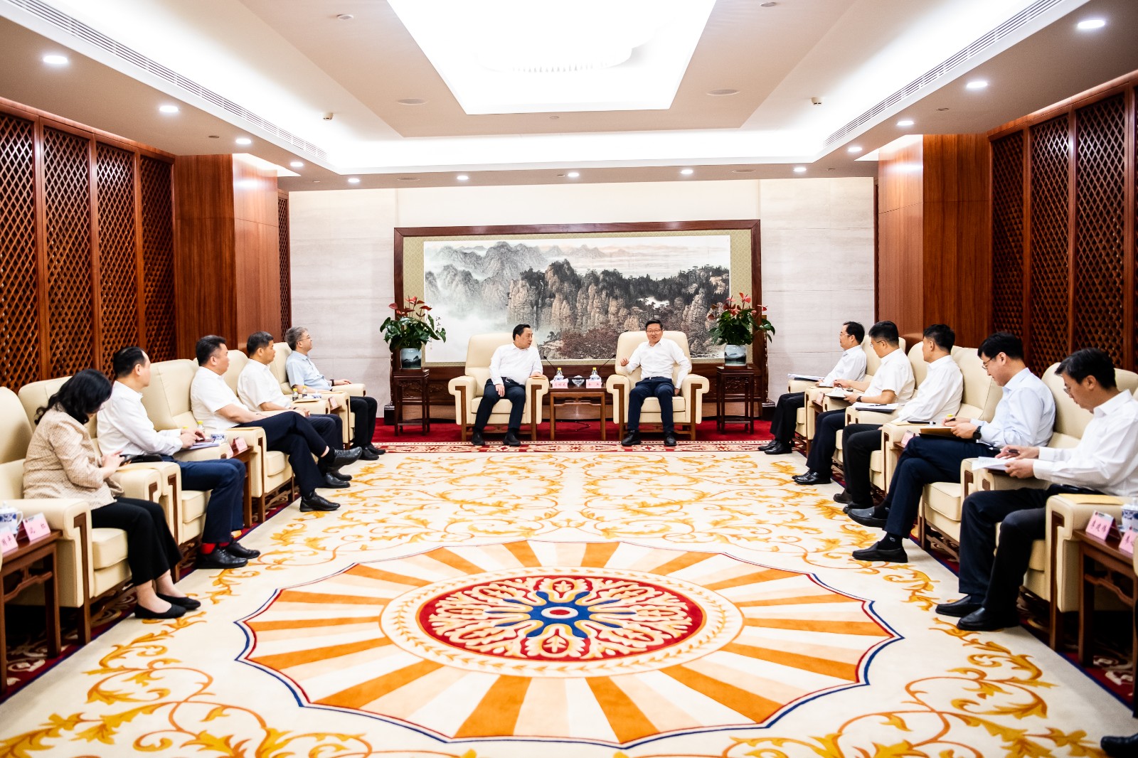 國家能源集團(tuán)公司總經(jīng)理、黨組副書記余兵會見鎮(zhèn)江市委書記馬明龍一行