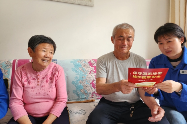 內(nèi)蒙古電力公司烏海千里山供電公司黨支部、工會、團支部（青工委）開展“蒙電愛心光明行”保密宣傳活動