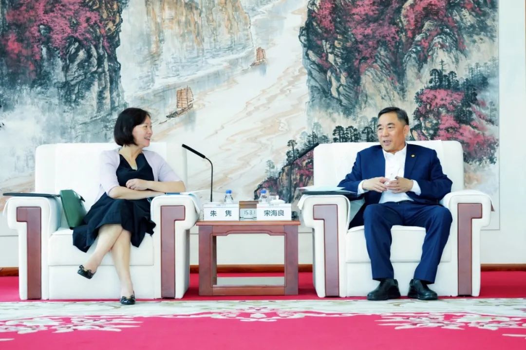 中國能建黨委書記、董事長(zhǎng)宋海良與絲路基金董事長(zhǎng)朱雋會(huì)談