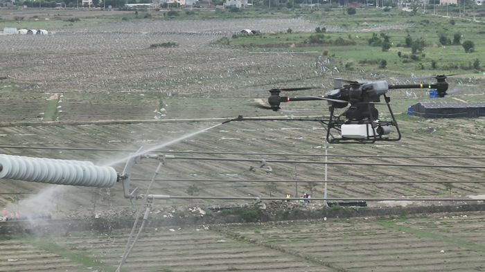 海南電網(wǎng)首次開(kāi)展規(guī)?；療o(wú)人機(jī)沖洗作業(yè)