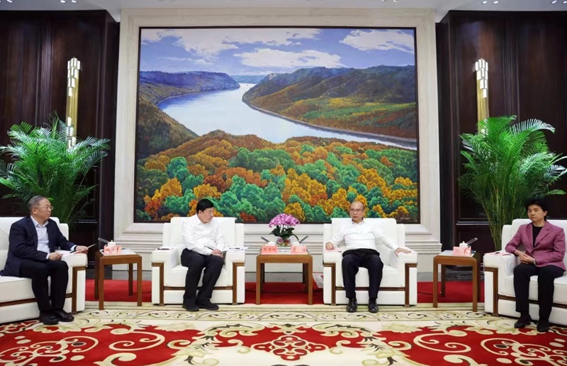 黑龍江省委書(shū)記許勤、省委副書(shū)記梁惠玲會(huì)見(jiàn)國(guó)家電網(wǎng)董事長(zhǎng)張智剛一行