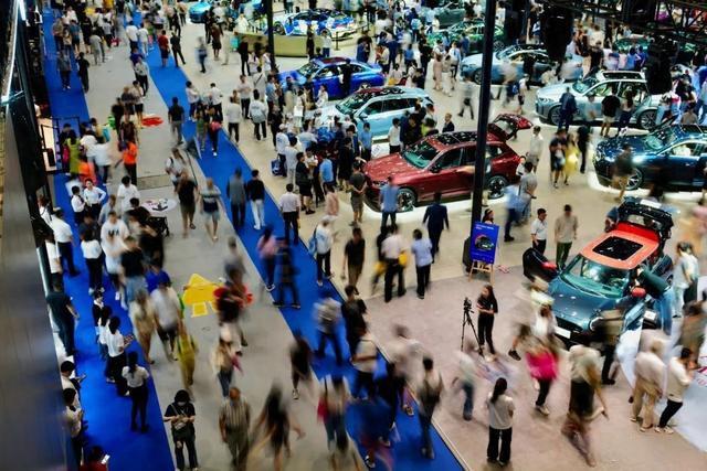 新能源車，熱!燃油車，冷!