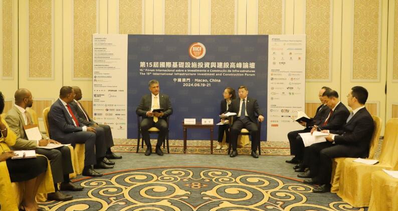 葛洲壩集團(tuán)黨委書(shū)記、董事長(zhǎng)譚華與安哥拉能源水利部部長(zhǎng)若昂·博爾熱斯座談