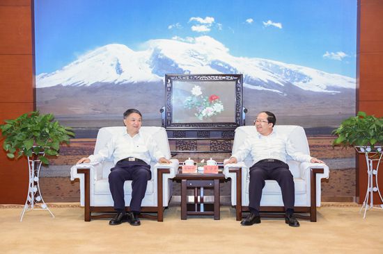 華能集團(tuán)有限公司黨組書(shū)記、董事長(zhǎng)溫樞剛拜會(huì)克州黨委書(shū)記王學(xué)東